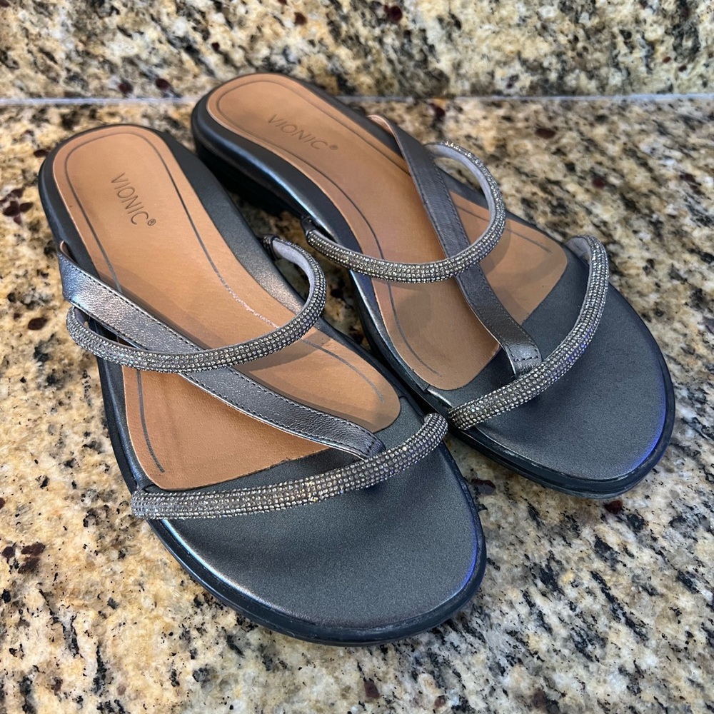 ✨VIONIC “Prism” sandal in pewter 7.5